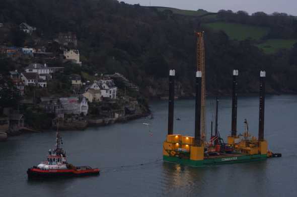 30 November 2020 - 15-53-09
Called Commander, it's a jack up rig on its way to Noss-on-Dart where the £75 million rebuild is well under way. This is the biggest barge / platform I have ever snapped in the river.
---------------------------
Jack-up platform & crane arrive in Dartmouth